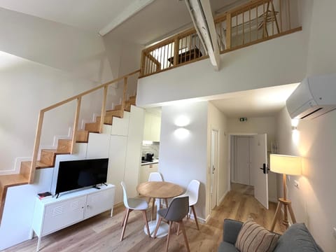 Kitchen or kitchenette, Living room, Seating area, Dining area