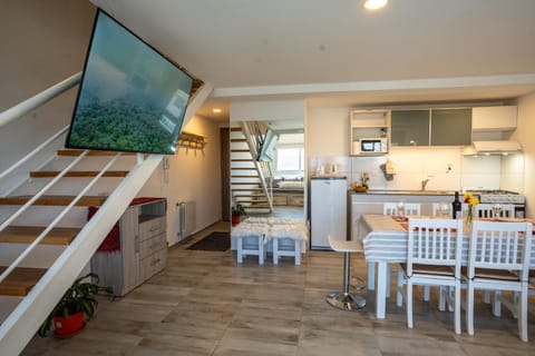 Kitchen or kitchenette, Seating area