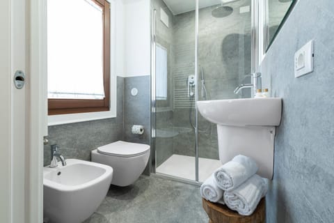 Shower, Toilet, Bathroom, towels