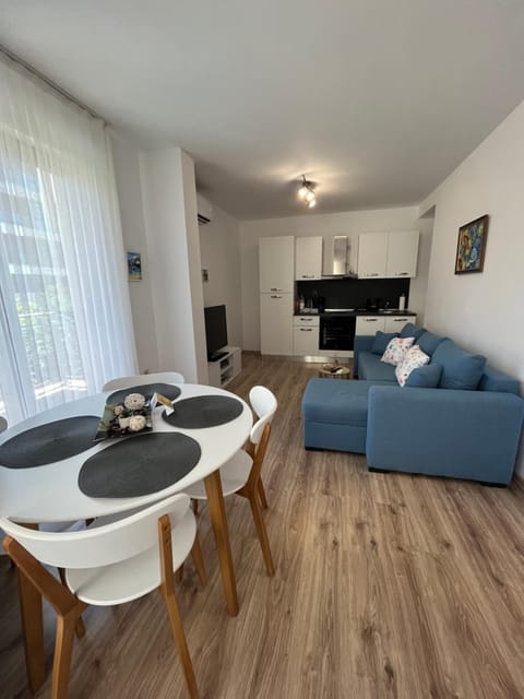 TV and multimedia, Kitchen or kitchenette, Living room, Seating area, Dining area