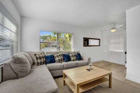 Waves On Desoto Rental Unit With Pool Apartment in Hollywood Beach