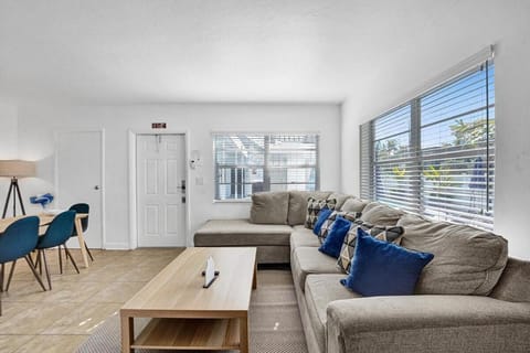 Waves On Desoto Rental Unit With Pool Apartment in Hollywood Beach