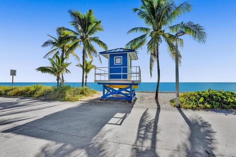 Waves On Desoto Rental Unit With Pool Apartment in Hollywood Beach