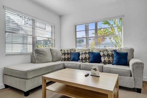 Waves On Desoto Rental Unit With Pool Apartment in Hollywood Beach