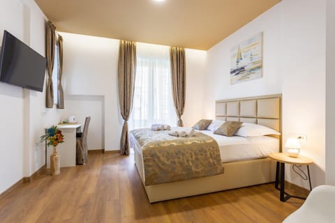 Bed, TV and multimedia, Bedroom