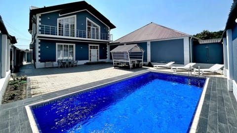Property building, Patio, Day, Pool view, Swimming pool, sunbed