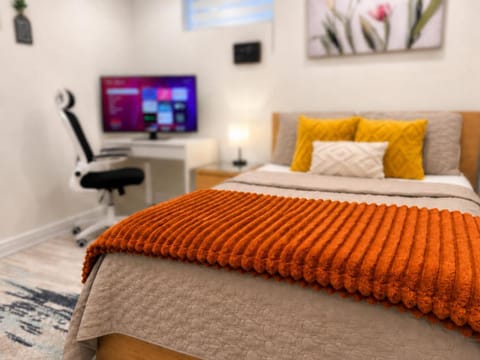 Bed, TV and multimedia, Photo of the whole room, Decorative detail, Seating area, Bedroom