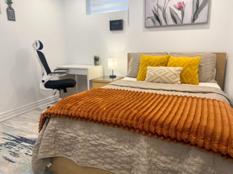 Bed, Photo of the whole room, Seating area, Bedroom, hair dresser
