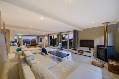 TV and multimedia, Living room, Photo of the whole room, Seating area, flat iron