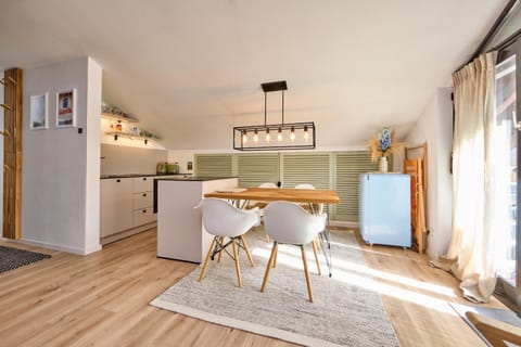 Dining area, kitchen