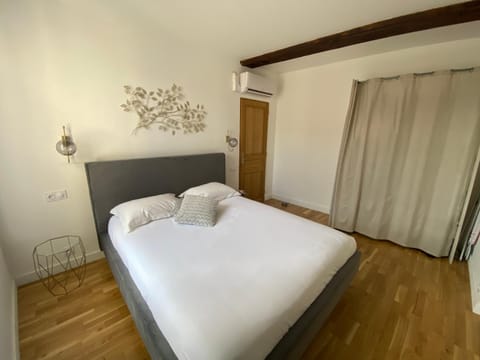 Bed, Photo of the whole room, Bedroom, wardrobe, air conditioner