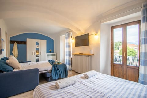 Bed, TV and multimedia, Living room, Photo of the whole room, Bedroom, towels