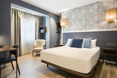 Bed, Photo of the whole room, Decorative detail, Bedroom