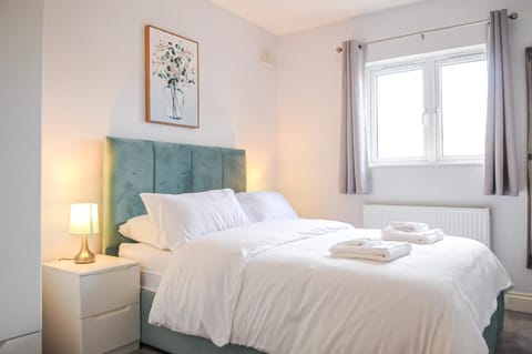 Bed, Photo of the whole room, Bedroom, towels