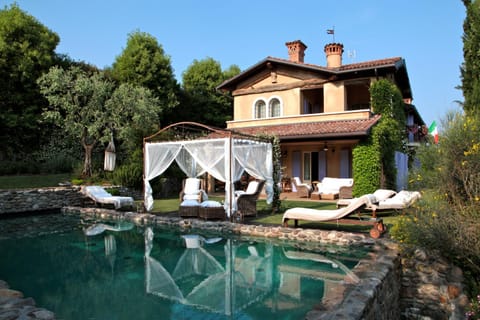 Property building, Patio, Day, Garden, Garden view, Pool view, Swimming pool, sunbed