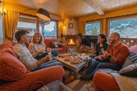 chalet Amitie familial de luxe avec JACUZZI, HEBERGEMENT MULTIPASS ETE, WIFI fibre, 150 m des pistes de ski et randonnées Chalet in Les Gets