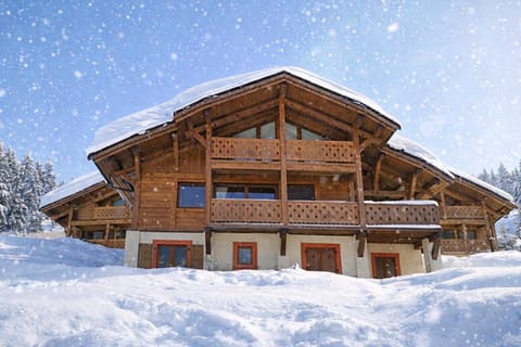 chalet Amitie familial de luxe avec JACUZZI, HEBERGEMENT MULTIPASS ETE, WIFI fibre, 150 m des pistes de ski et randonnées Chalet in Les Gets