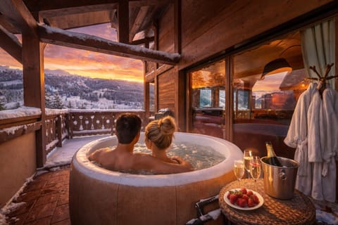 chalet Amitie familial de luxe avec JACUZZI, HEBERGEMENT MULTIPASS ETE, WIFI fibre, 150 m des pistes de ski et randonnées Chalet in Les Gets