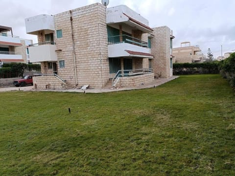 Property building, Day, Natural landscape, Garden, Garden, Garden view, Landmark view, Parking