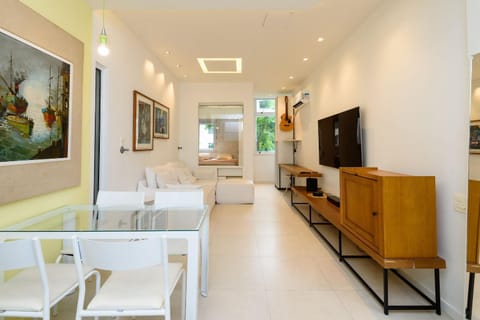 TV and multimedia, Living room, Seating area, Dining area, air conditioner