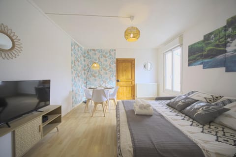 Communal lounge/ TV room, Bed, TV and multimedia, Living room, Seating area, Bedroom