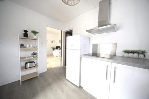 Coffee/tea facilities, Kitchen or kitchenette, minibar, stove, toaster