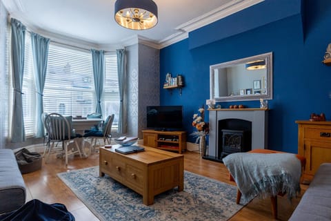 TV and multimedia, Living room, Seating area, Evening entertainment