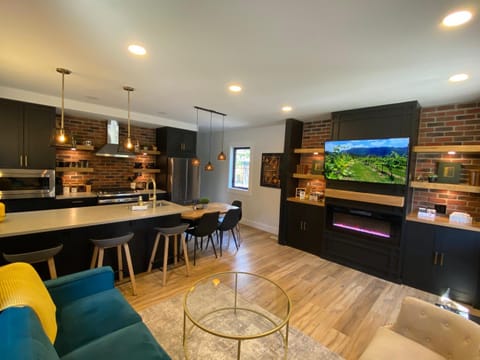 TV and multimedia, Kitchen or kitchenette, Living room, Seating area, Dining area, Evening entertainment