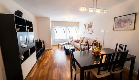 Communal lounge/ TV room, TV and multimedia, Seating area, Dining area