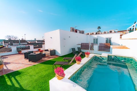 Communal lounge/ TV room, Swimming pool, Swimming pool