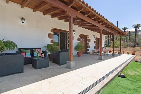 Property building, Balcony/Terrace, Living room
