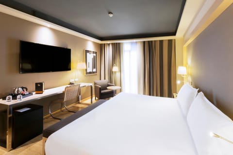 Bed, TV and multimedia, Bedroom