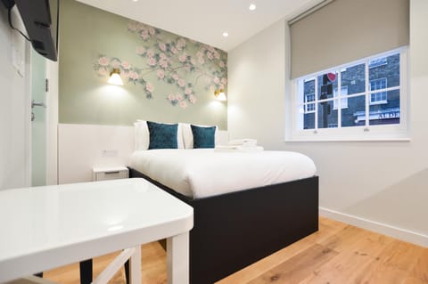 Bed, TV and multimedia, Bedroom