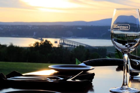 Restaurant/places to eat, River view