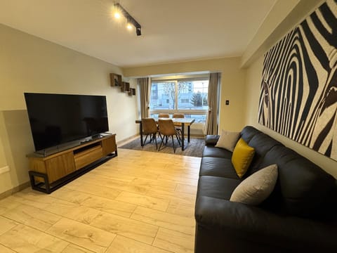Communal lounge/ TV room, TV and multimedia, Living room, Dining area