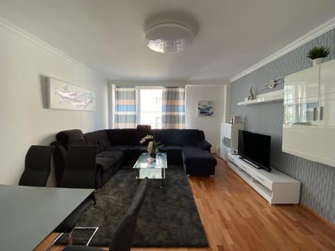 Communal lounge/ TV room, TV and multimedia, Living room, Seating area, Evening entertainment