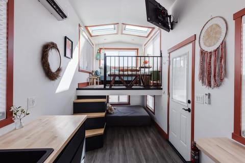 TV and multimedia, Living room, Seating area, heating, internet, air conditioner