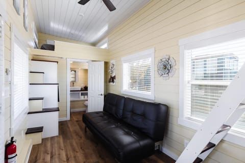TV and multimedia, Living room, Seating area, air conditioner