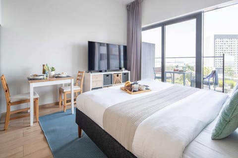 Frank Porter - Azizi Aura Apartment in Dubai