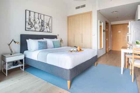 Frank Porter - Azizi Aura Apartment in Dubai