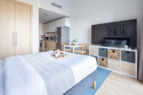 Frank Porter - Azizi Aura Apartment in Dubai