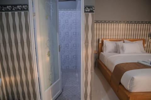 Bed, Bathroom, Bedroom