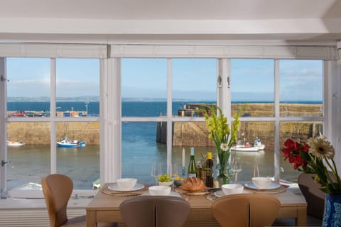 Day, Seating area, Dining area, Sea view