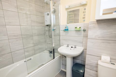 Shower, Toilet, Bathroom, Bath, towels