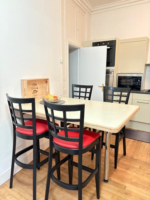 La Villa Louana 1 Appartement 160m2 sobriété,élégance en cœur de ville Apartment in Auvergne-Rhône-Alpes