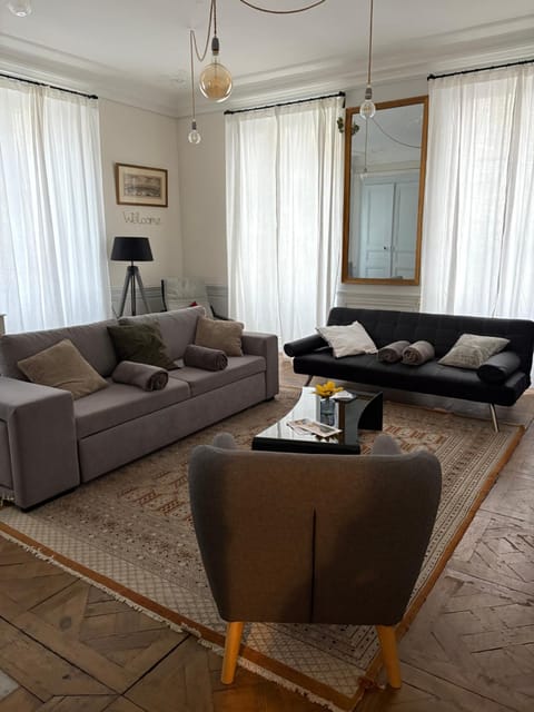 La Villa Louana 1 Appartement 160m2 sobriété,élégance en cœur de ville Apartment in Auvergne-Rhône-Alpes