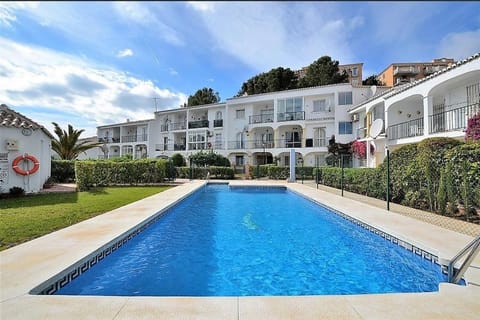 Property building, Day, Pool view, Swimming pool, sunbed