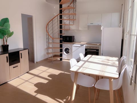 Kitchen or kitchenette, Dining area, dishwasher, minibar, pet friendly, washing machine