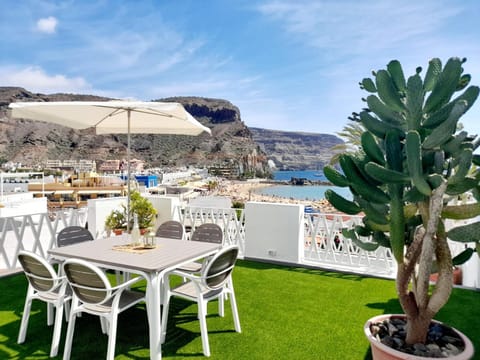 Nearby landmark, Natural landscape, Dining area