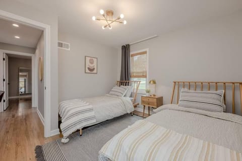 Modern Boho house in Lombard 7 min to Metra House in Oakbrook Terrace